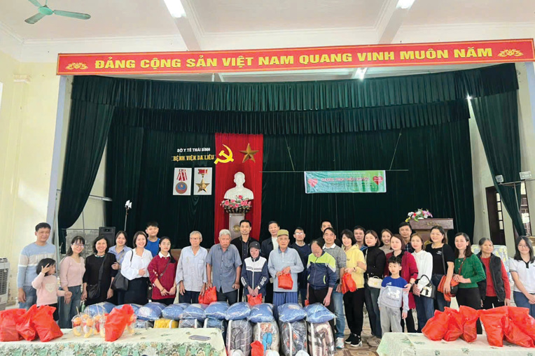 Ảnh 3: Đoàn thiện nguyện và các bệnh nhân tại hội trường