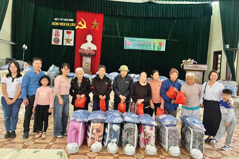 Ảnh 4: Trao quà Tết tại Khu điều trị Phong Văn Môn