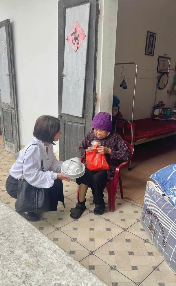 Ảnh 5: Thăm hỏi và trao quà cho bệnh nhân