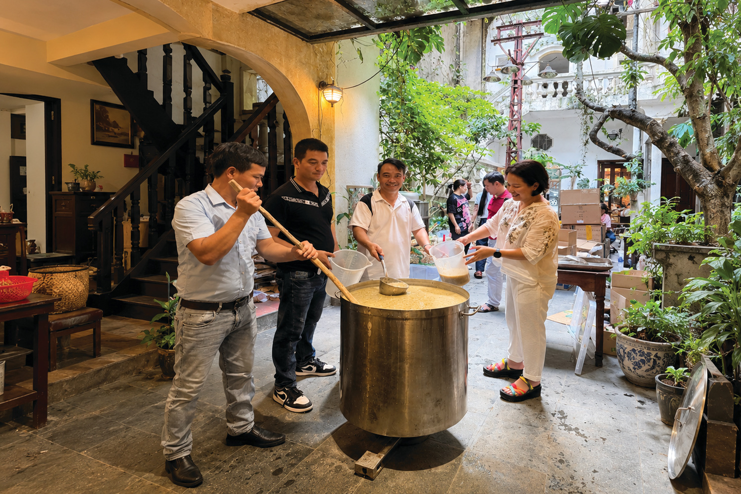 Ảnh 1: Cán bộ và tình nguyện viên cùng nấu cháo thiện nguyện