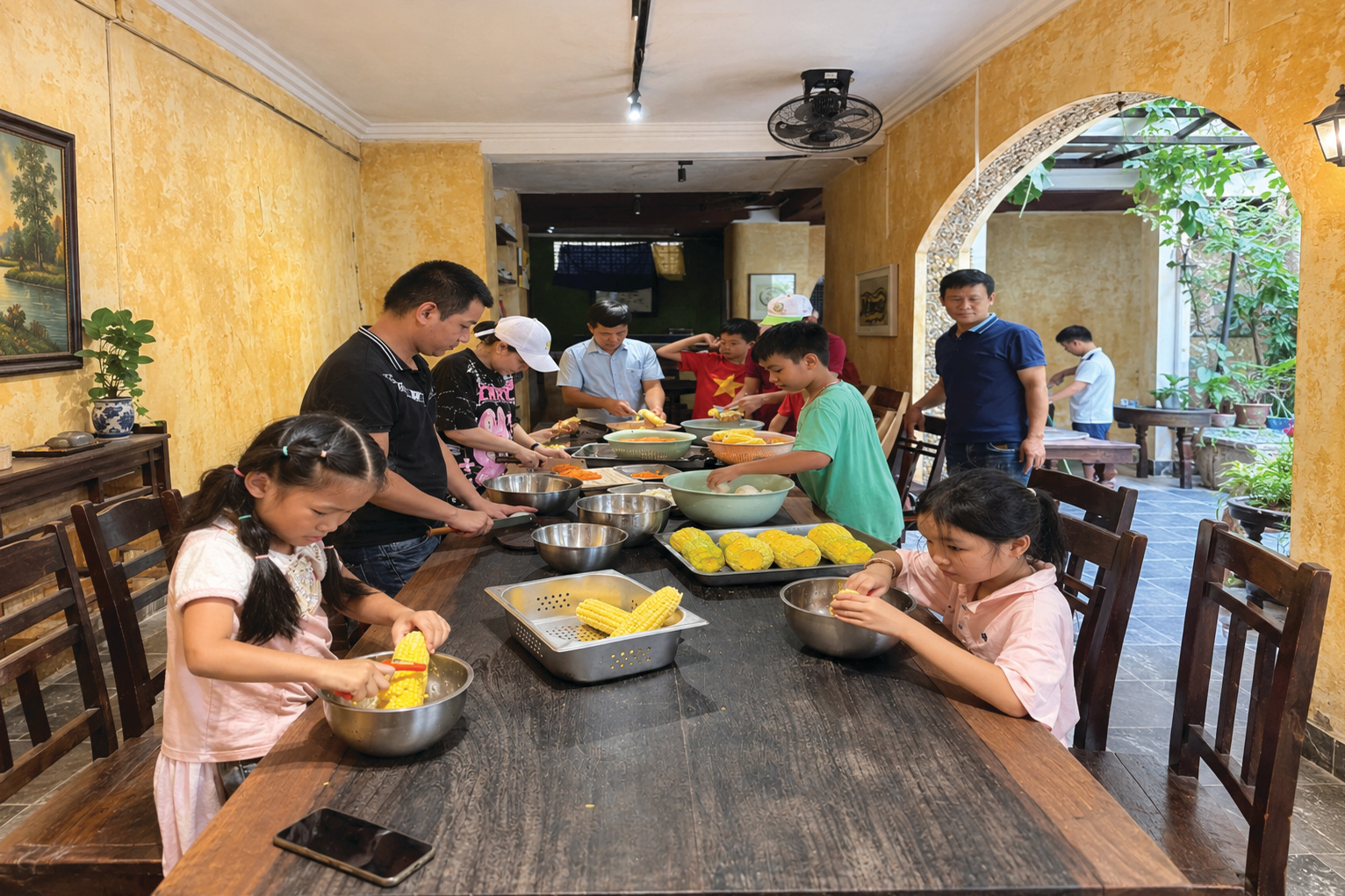 Ảnh 2: Các tình nguyện viên sơ chế nguyên liệu