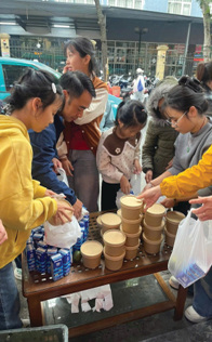 Ảnh 6: Các thành viên cùng phân phát cháo