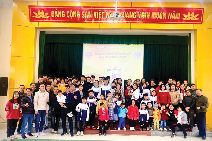 Ảnh 2: Giao lưu và trao quà cho các em nhỏ