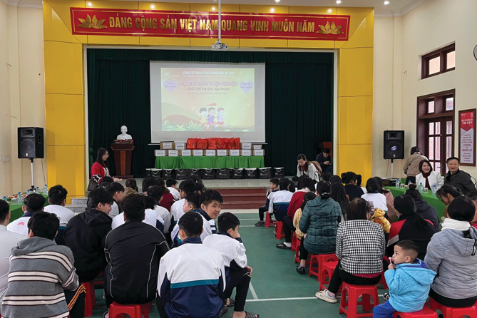 Ảnh 7: Buổi giao lưu tại hội trường Làng trẻ em SOS Hải Phòng