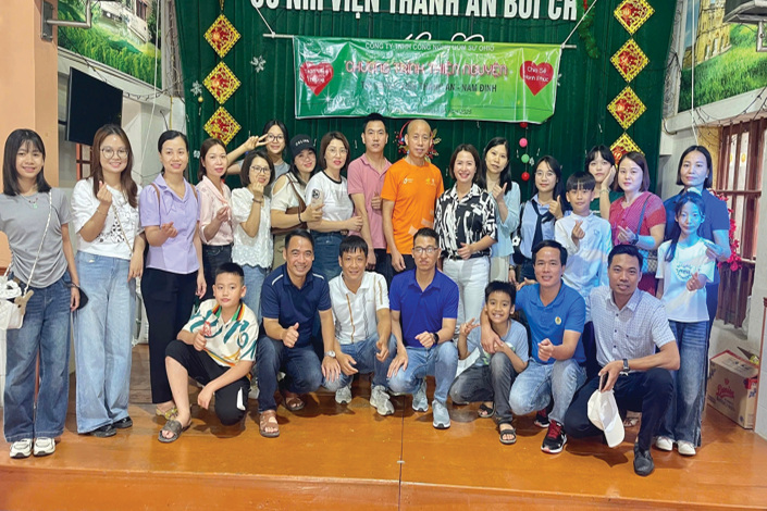 Ảnh 1: Đoàn OHIO cùng Nhà phân phối Hùng Giang tại Cô nhi viện Thánh An Bùi Chu