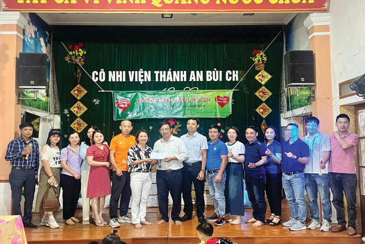 Ảnh 3: Đại diện Công ty trao quà và kinh phí hỗ trợ