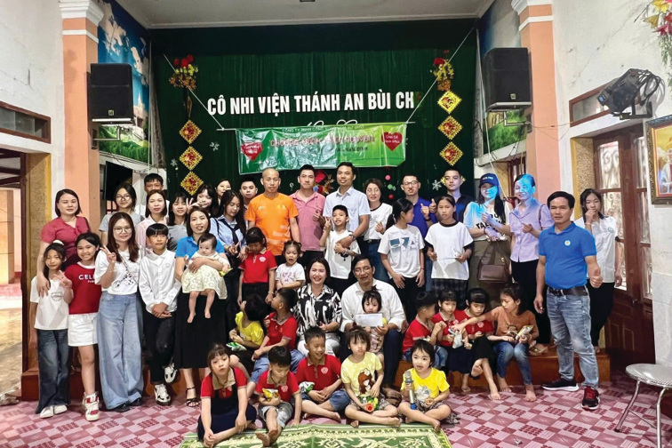Ảnh 4: Đoàn thiện nguyện chụp ảnh cùng các em nhỏ