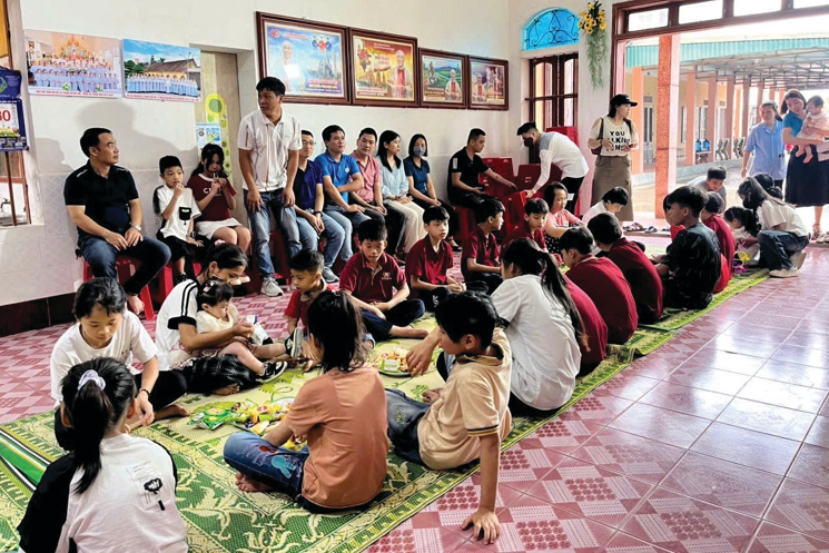 Ảnh 5: Giao lưu cùng các em tại cô nhi viện