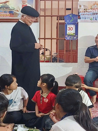 Ảnh 6: Động viên các em nhỏ