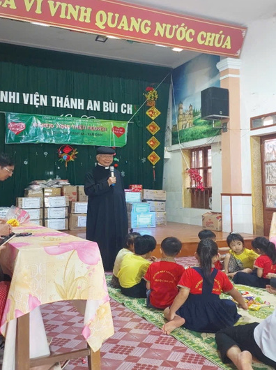 Ảnh 7: Thăm hỏi các em và những người chăm sóc