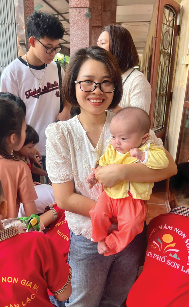 Ảnh 9: Chia sẻ tình yêu thương với em nhỏ