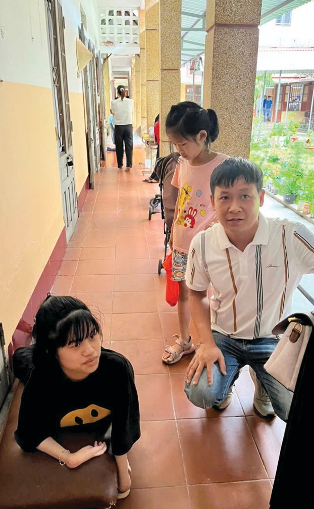 Ảnh 10: Các thành viên đoàn thăm các em