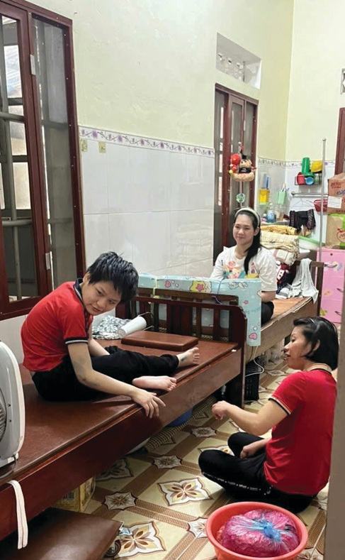 Ảnh 12: Thăm hỏi các em tại phòng sinh hoạt