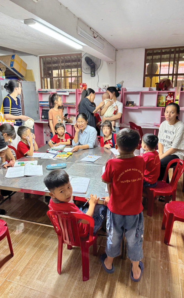 Ảnh 13: Không khí buổi giao lưu tại cô nhi viện