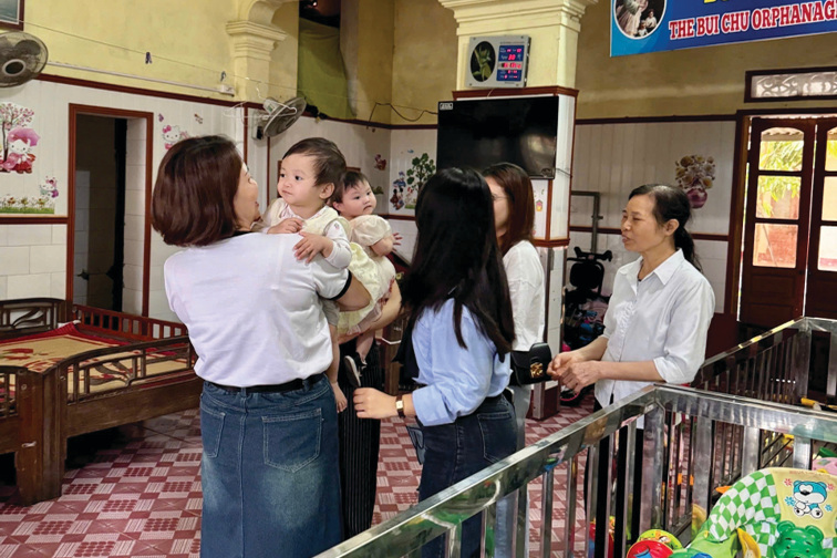 Ảnh 14: Trao gửi yêu thương tại Cô nhi viện Thánh An