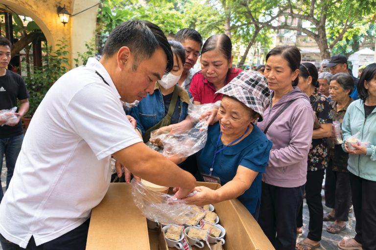Ảnh 4: Trao cháo và quà tặng tại Bệnh viện Hữu nghị Việt Đức